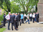 de groep die buiten van de pauze geniet is veel groter,............................